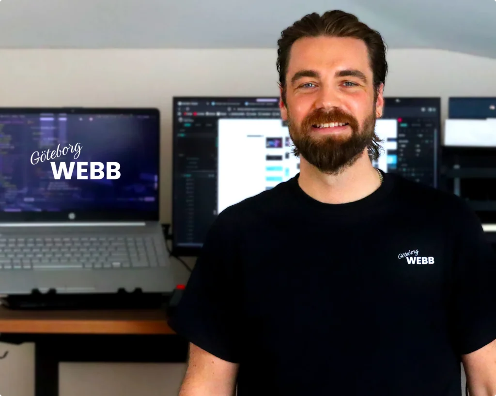 Leende man framför skrivbord. Logotypen för Göteborg Webb inklistrad till vänster