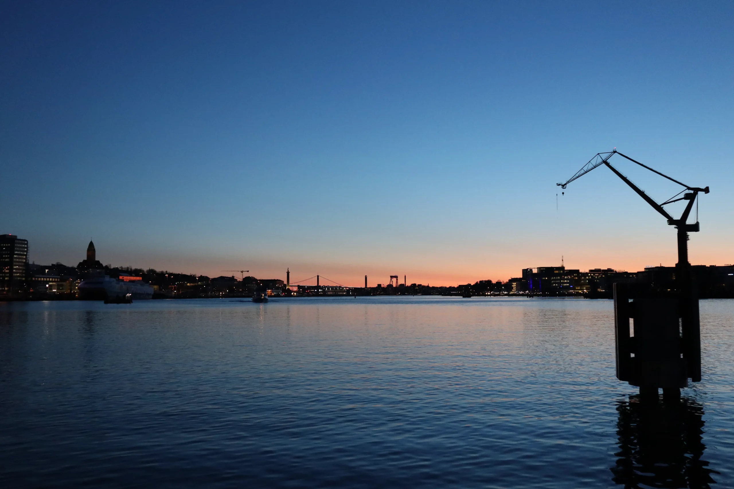 Göta älv sedd från Stenpiren med stadssilhuett.