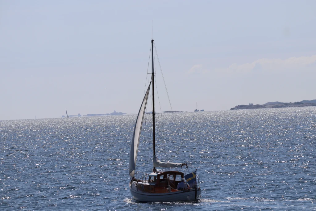 Segelbåt med svensk flagga utanför Amundön i Göteborgs skärgård