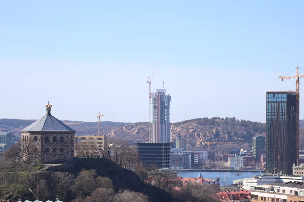 Skansen kronan med Hisingen och ett halvfärdigt Karlatorn i bakgrunden